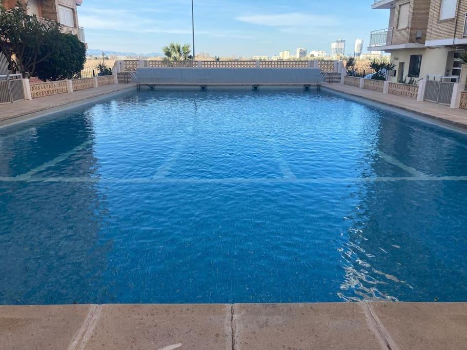 Coqueto Apartamento De Playa Con Piscina Y Terraza Валенсия Екстериор снимка